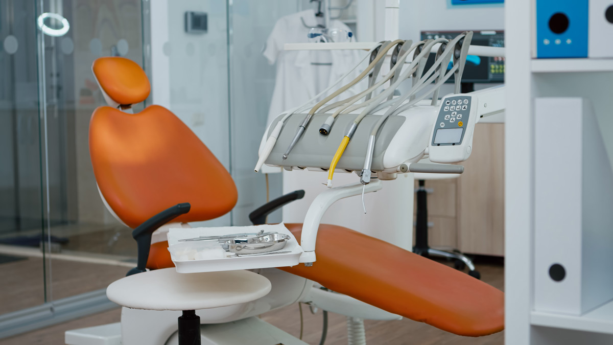 close-up-of-dental-chiar-in-empty-dentist